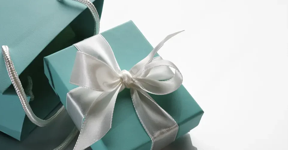 Top Luxury Anniversary Gifts for Her: 9 Exquisite Gift Ideas